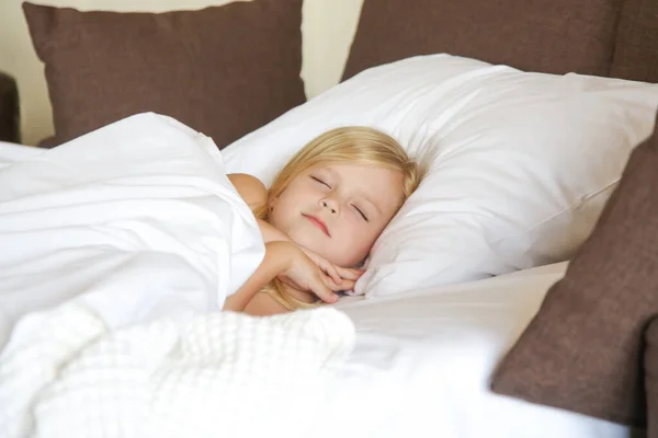 Doce Menina Criança Dormindo Cama — Fotografia de Stock