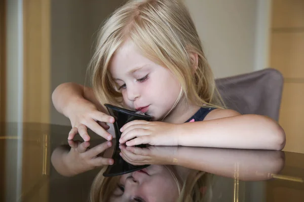 Indoor Portret Van Schattige Peuter Meisje Eten Chocolade Ballen Uit — Stockfoto