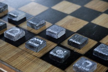 Tahtada asgari tasarım taş satranç figürleri