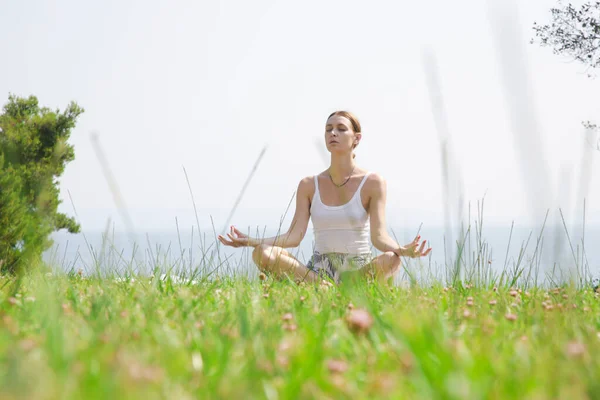 Mujer Joven Practicando Yoga Aire Libre Bienestar Autocuidado Concepto — Foto de Stock