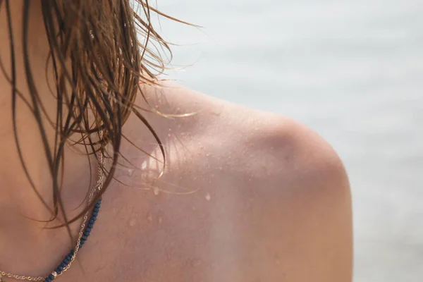 Sahilde Bir Kadın Saçı Islak Saç Yakın Plan Görüntü Tuzlu — Stok fotoğraf