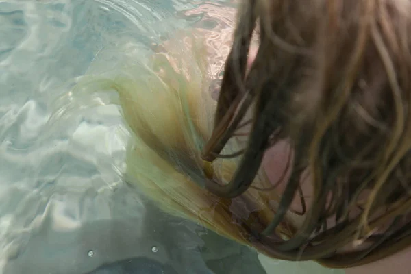 Cabello Largo Rubio Flotando Agua Cabello Húmedo Imagen Cerca Daño —  Fotos de Stock