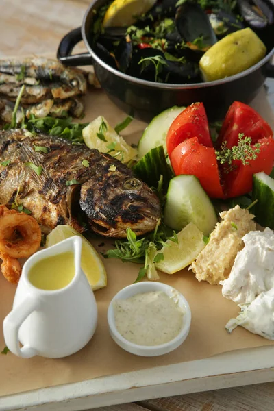 Pohled Shora Stůl Plný Servírovaných Pokrmů Mořských Plodů Zeleniny — Stock fotografie