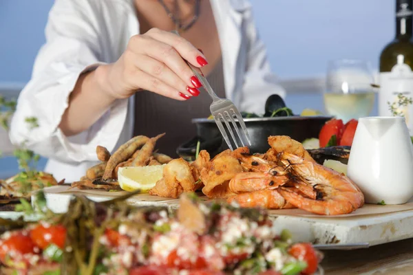 Giovane Donna Godendo Piatto Frutti Mare Durante Tramonto Nel Ristorante — Foto Stock