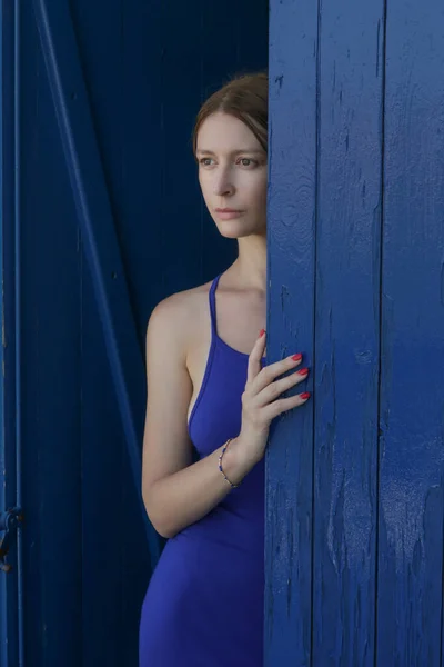 Retrato Moda Bela Mulher Calma Vestido Azul Ambiente Grego Mediterrâneo — Fotografia de Stock