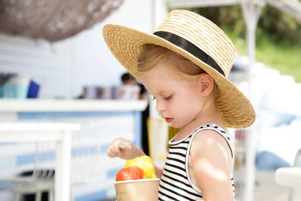 Uma Menina Adorável Comer Gelado Bar Beah Conceito Vação Verão — Fotografia de Stock