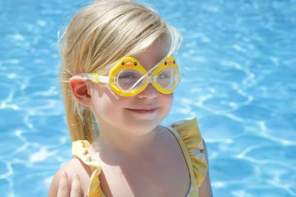 Πορτρέτο Του Κοριτσιού Νήπιο Φορώντας Γυαλιά Κολύμβησης Καθαρό Μπλε Φόντο — Φωτογραφία Αρχείου