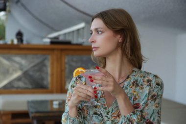 Barda kokteyl içen genç bir kadın