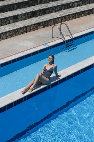 Jonge Vrouw Met Ontspannende Tijd Naast Het Zwembad Tijdens Hete — Stockfoto