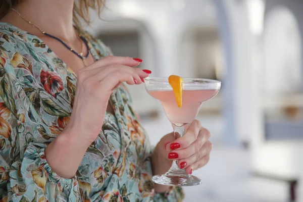 Close Woman Holding Cosmopolitan Cocktail — Φωτογραφία Αρχείου