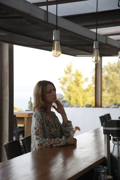 Vista Laterale Della Triste Donna Seria Che Beve Cocktail Bancone — Foto Stock