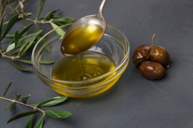 Bir kaseye ekstra saf zeytinyağı döken bir kadın. Geleneksel Akdeniz ev yapımı yağı.