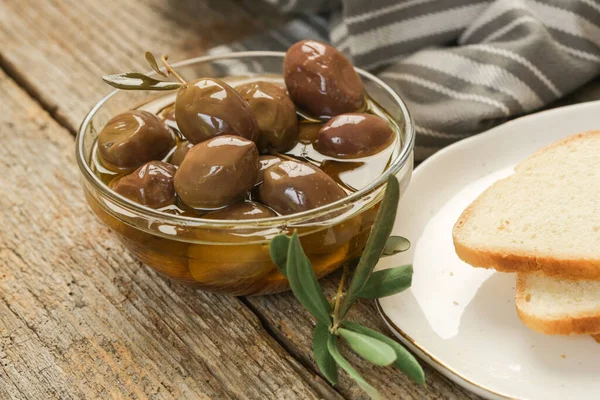 Oliven Olivenöl Und Brot Auf Rustikalem Holztisch — Stockfoto