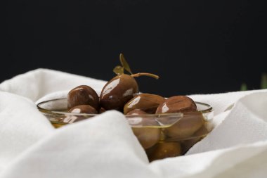 Beyaz bezle kaplanmış zeytin ve zeytin yağı.