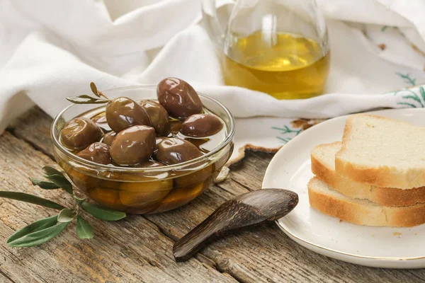 Aceitunas Aceite Oliva Pan Sobre Mesa Rústica Madera —  Fotos de Stock