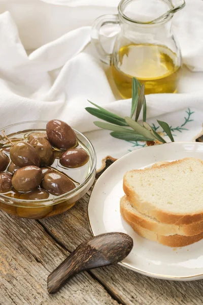 オリーブ オリーブオイル 木の素朴なテーブルの上のパン — ストック写真
