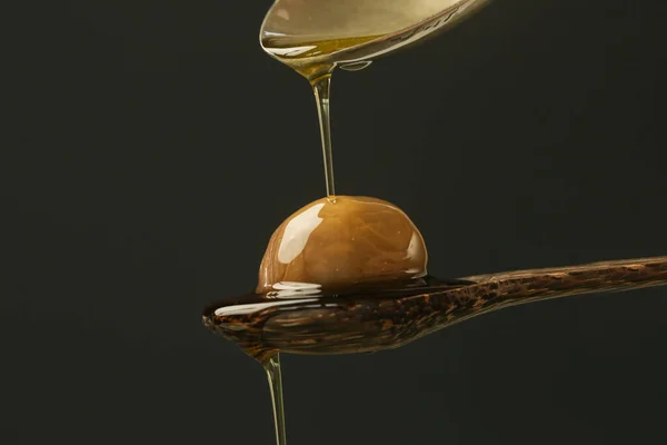 Aceite Oliva Virgen Extra Fluye Sobre Una Cuchara Madera Llena — Foto de Stock