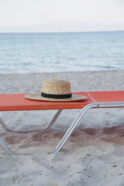 Słomkowy Kapelusz Pomarańczowe Leżaki Piaszczystej Plaży Bez Ludzi Idylliczna Spokojna — Zdjęcie stockowe