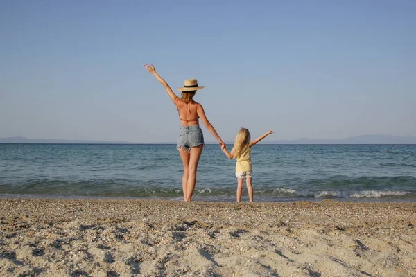 Mother Daughter Beach Looking Horizon Sea Hands Raised Family Summer — Stock Photo, Image