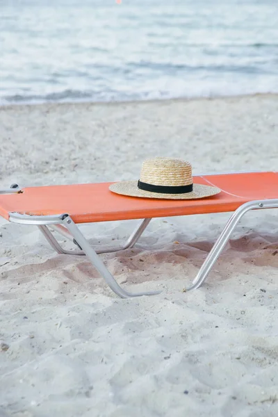 Słomkowy Kapelusz Pomarańczowe Leżaki Piaszczystej Plaży Bez Ludzi Idylliczna Spokojna — Zdjęcie stockowe