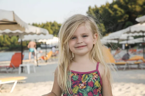 一个可爱的蹒跚学步的小女孩 一头长长的金发在海滩上 快乐夏季童年的概念 — 图库照片