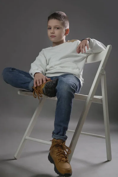 Studio Portret Van Knappe Schooljongen Grijze Achtergrond — Stockfoto