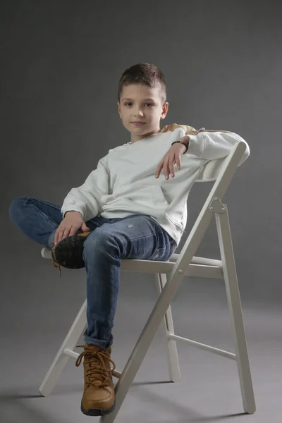 Studio Portret Van Knappe Schooljongen Grijze Achtergrond — Stockfoto