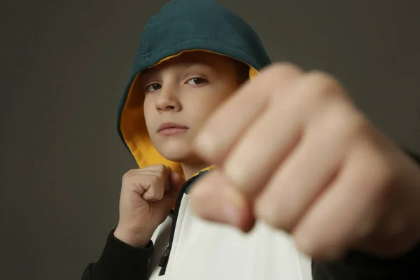 Studio Portret Van Schooljongen Ponsen Met Vuist Naar Camera Grijze — Stockfoto