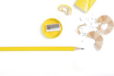 Grafit kalem, bileyici ve beyaz masadaki talaşlar..