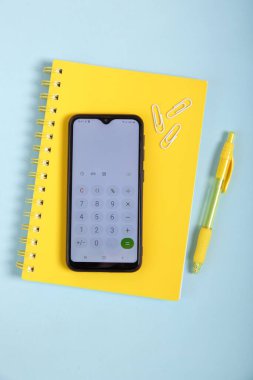 Eğitim ve okul kavramına geri dönüş: mavi arkaplan üzerine dizüstü bilgisayarlar, kalem ve hesap makinesi, üst görünüm. 