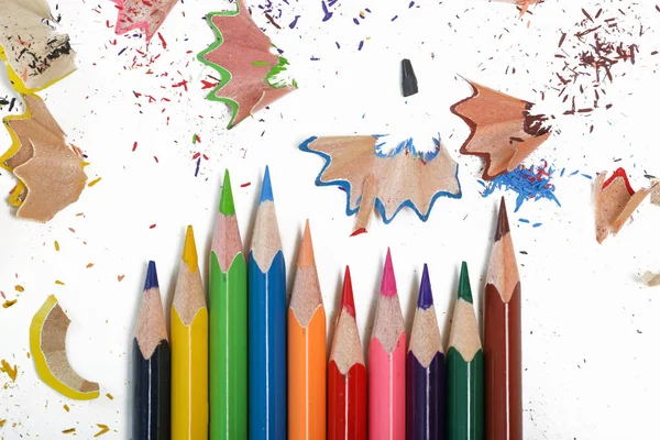 Crayons Couleur Bois Copeaux Sur Table Blanche — Photo