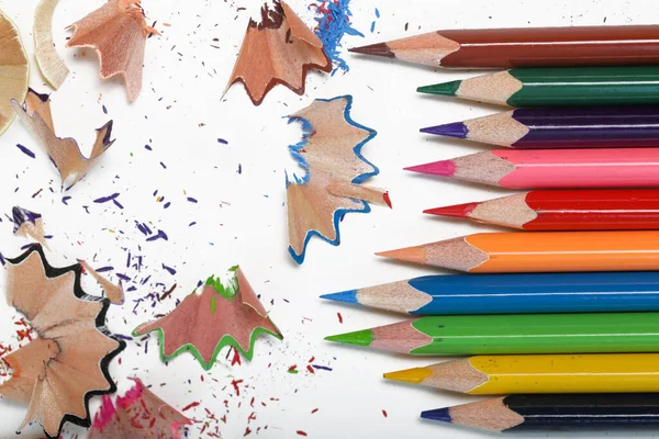 Crayons Couleur Bois Copeaux Sur Table Blanche — Photo