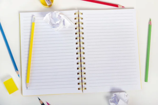 Conceito Educação Caderno Com Lápis Coloridos Bolas Papel Amassadas — Fotografia de Stock