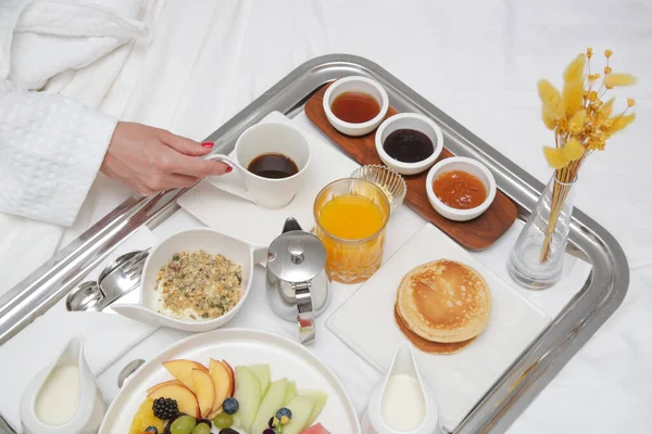 Frühstück Tablett Bett Luxus Resort Frühstück Bett Mit Obst Pfannkuchen — Stockfoto