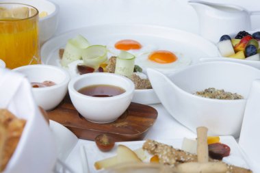 Lüks otelde kahvaltı, portakal suyu ve çeşitli lezzetli yemekler..