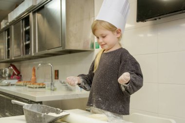 Küçük kız aşçılık dersinde nasıl para kazanılacağını öğreniyor. Çocuklarla pasta dersi, küçük şef..