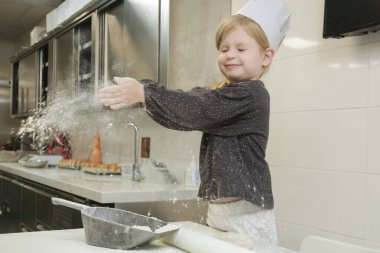 Küçük kız aşçılık dersinde nasıl para kazanılacağını öğreniyor. Çocuklarla pasta dersi, küçük şef..