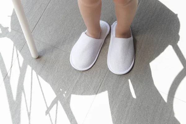 Boş Beyaz Otel Terlikleri Giymiş Bir Çocuk Havlu Atılabilir Spa — Stok fotoğraf