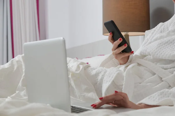 Junge Kaukasierin Mit Handy Und Laptop Bett — Stockfoto
