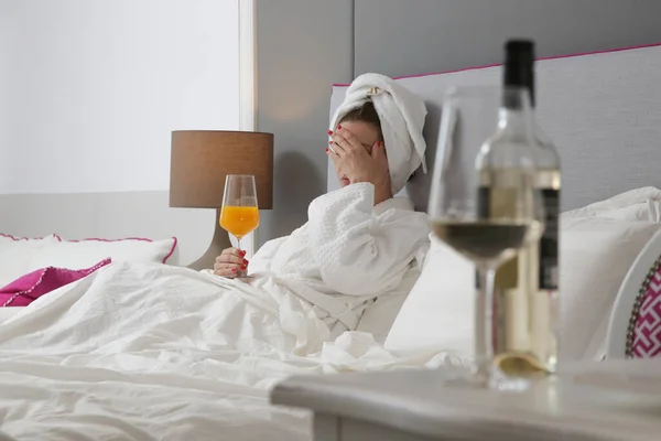 Mujer Joven Despertando Con Resaca Dolor Cabeza Bebiendo Jugo Naranja —  Fotos de Stock