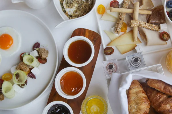 Ontbijt Luxueus Hotel Met Sinaasappelsap Diverse Heerlijke Gerechten — Stockfoto