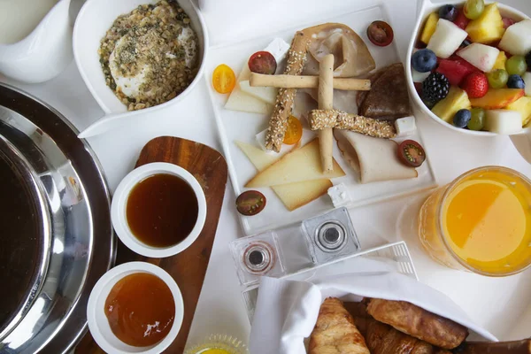 Frühstück Luxushotel Mit Orangensaft Und Verschiedenen Leckeren Speisen — Stockfoto