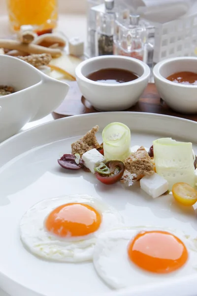 Frühstück Luxushotel Mit Orangensaft Und Verschiedenen Leckeren Speisen — Stockfoto