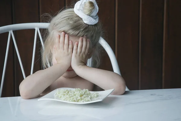 Kleines Kleinkind Keine Nudeln Essen — Stockfoto