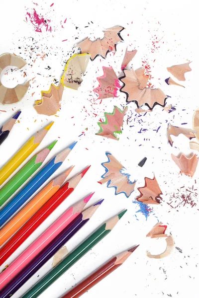 Crayons Couleur Bois Copeaux Sur Table Blanche — Photo