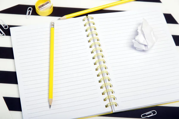 教育概念 笔记本 带有铅笔和皱巴巴的纸球 背景为黑白条纹 — 图库照片