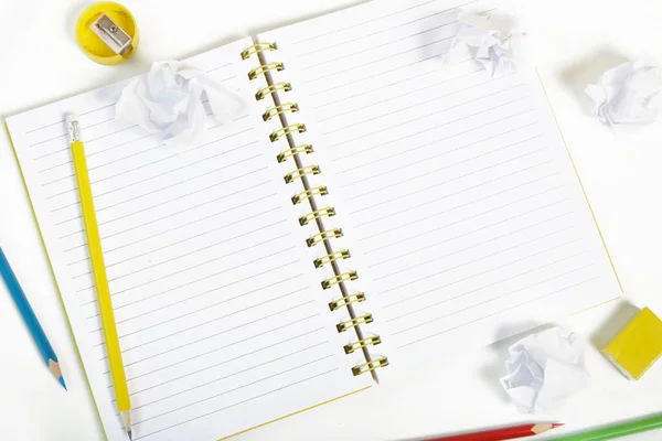 Onderwijs Concept Notebook Met Kleurrijke Potloden Verfrommelde Papieren Ballen — Stockfoto