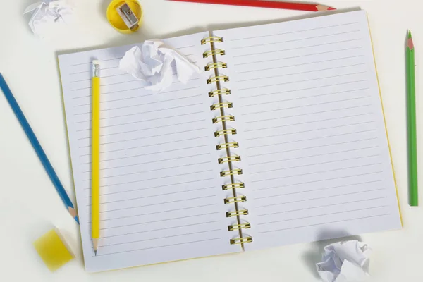 Conceito Educação Caderno Com Lápis Coloridos Bolas Papel Amassadas — Fotografia de Stock