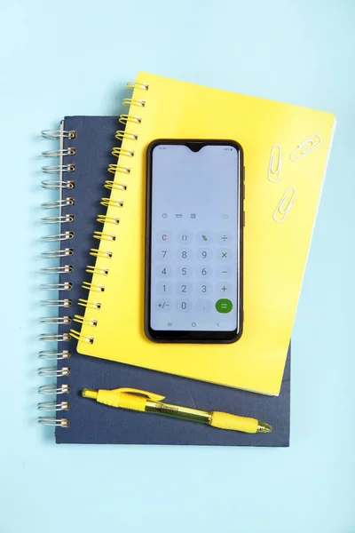 Educación Vuelta Concepto Escolar Cuadernos Bolígrafo Calculadora Sobre Fondo Azul —  Fotos de Stock