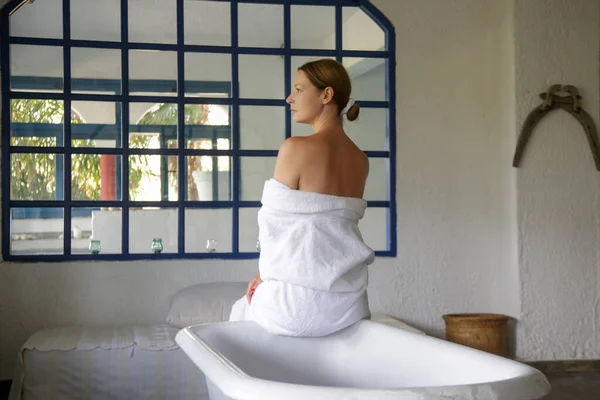 Avslappnad Ung Kvinna Insvept Handduk Spa Salong Väntar Behandling — Stockfoto